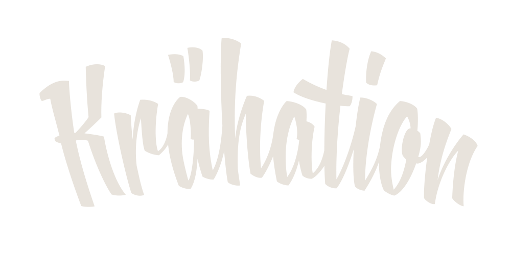 Krähation Design Schriftlogo altweiss